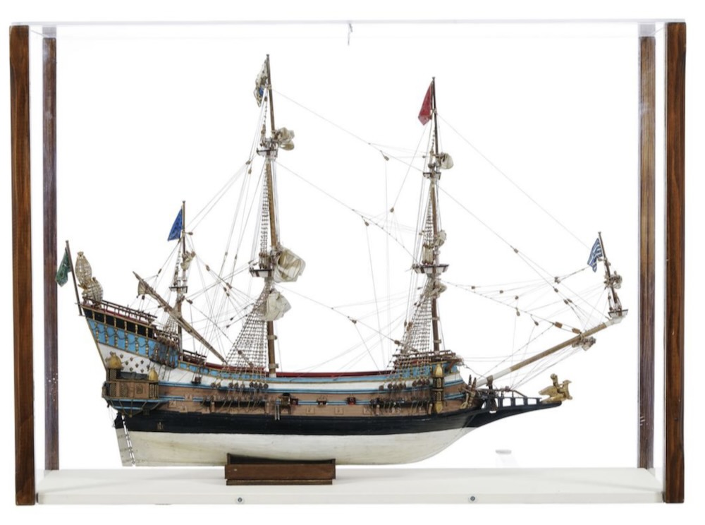 La Couronne, modèle réduit en bois du navire de guerre français sous Louis XIII, en service de 1637 à 1643, long. 85 cm
